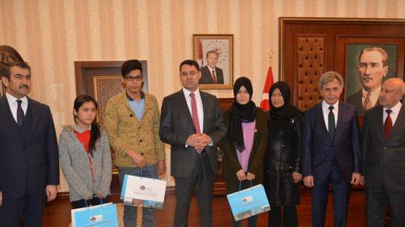 Vali Haktankaçmaz Afganlı Başarılı Öğrencileri Ödüllendirdi.