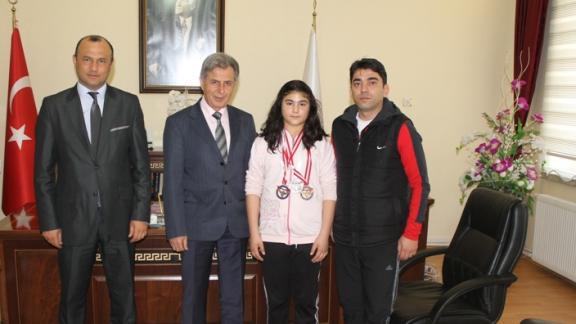 Halterde Türkiye Şampiyonu olan öğrencimiz İl Milli Eğitim Müdürümüz Sayın İsmail ÇETİNi  Ziyaret  Etti
