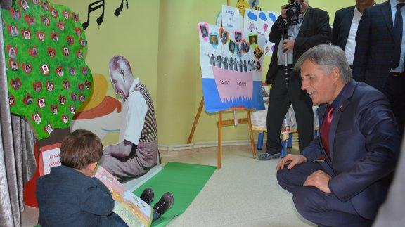 Milli Eğitim Müdürü İsmail ÇETİN  Çocuk Gözüyle Başöğretmen Atatürk temalı sergiyi gezdi.