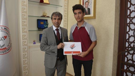Ulusal Slogan ve Logo Yarışmasında Türkiye Birincisi Olan Öğrencimiz, Milli Eğitim Müdürümüzü Makamında Ziyaret Etti.