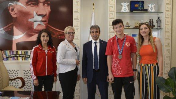Avrupa Halter Şampiyonasında İkinci Olan Öğrencimiz, Milli Eğitim Müdürümüzü Makamında Ziyaret Etti
