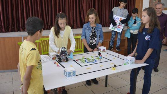 Hüseyin Kahya Yatılı Bölge Ortaokulu Öğrencileri, Robotlarla Uzay Oyunları - II isimli TÜBİTAK 4004 Proje Çalışmalarını Tanıttılar