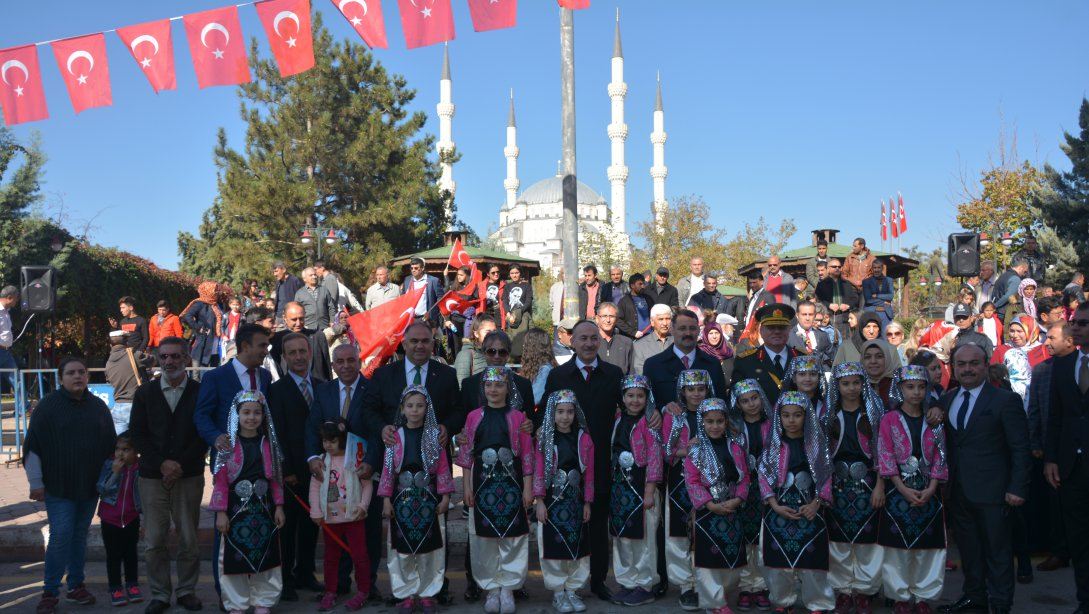 Milli Eğitim Müdürümüz Sayın Yusuf Tüfekçi, 29 Ekim Cumhuriyet Bayramı Kutlama ve Geçit Töreni Programına katıldı.