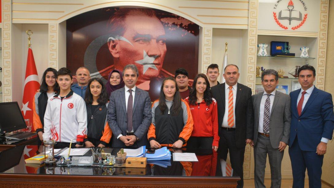 Milli Eğitim Müdürümüz Sayın Yusuf Tüfekçi, Okullar Arası Türkiye Halter Yarışmasında Şampiyon Olan Öğrencilerimizi Makamında Kabul Etti