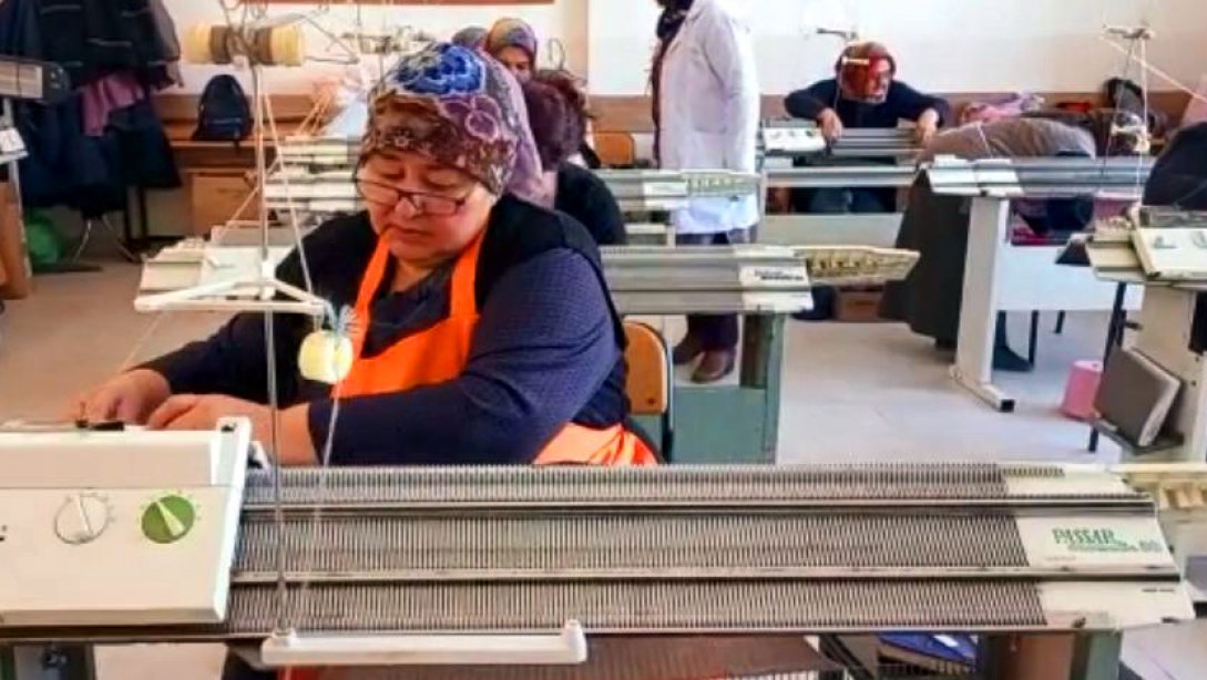 Kursiyerler depremzedeler için kışlık giysi üretiyor