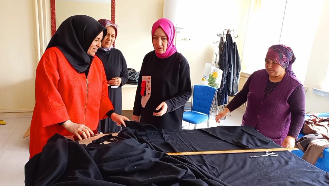Halk eğitimi merkezi depremzedelerin giysi ihtiyacını karşılıyor