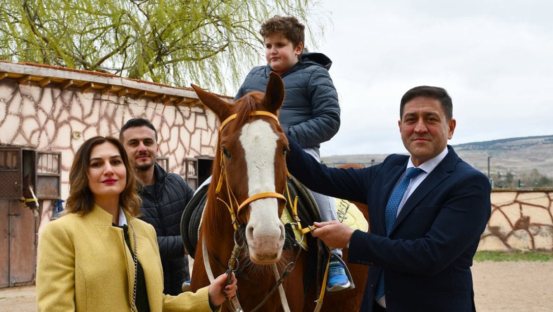 Özel çocuklara atlarla terapi uygulanıyor
